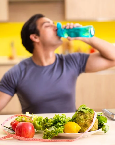 Anak muda dalam pola makan yang sehat dan diet — Stok Foto