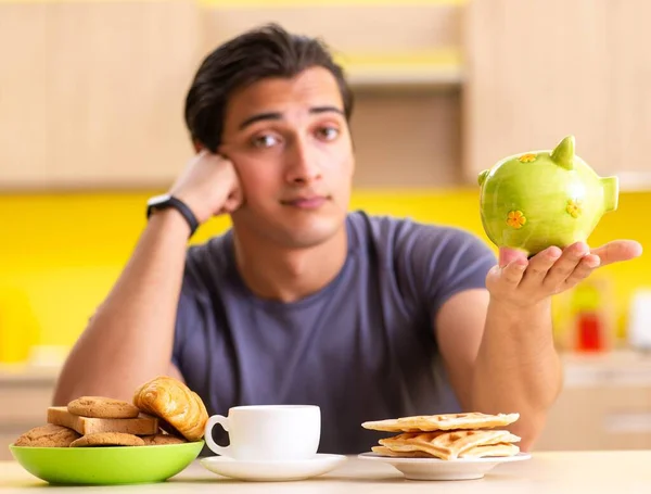 Junger Mann mit ungesundem Ernährungskonzept — Stockfoto