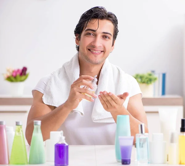 Joven hombre guapo en el baño en concepto de higiene —  Fotos de Stock