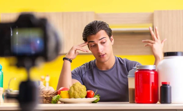 若い男は食品サプリメントについてブログ — ストック写真