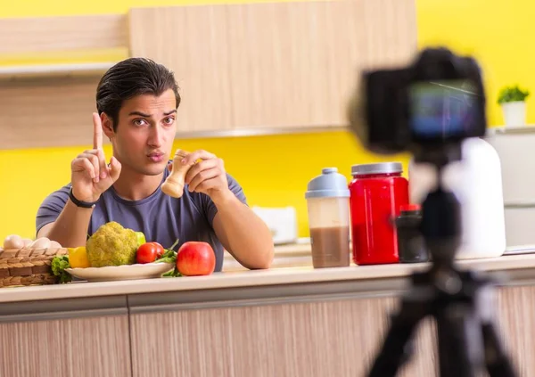 Młody człowiek blogujący o suplementach diety — Zdjęcie stockowe