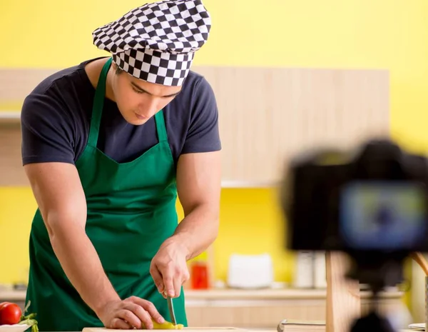 Young chef blogger explaining food preparation — Stock Photo, Image