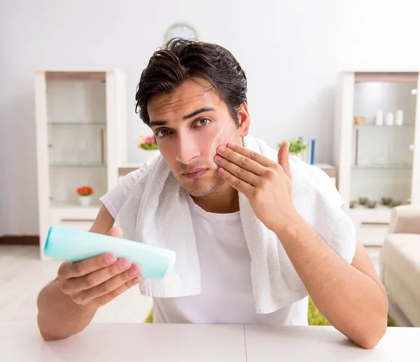 Jung hübsch mann im die badezimmer im hygienekonzept — Stockfoto