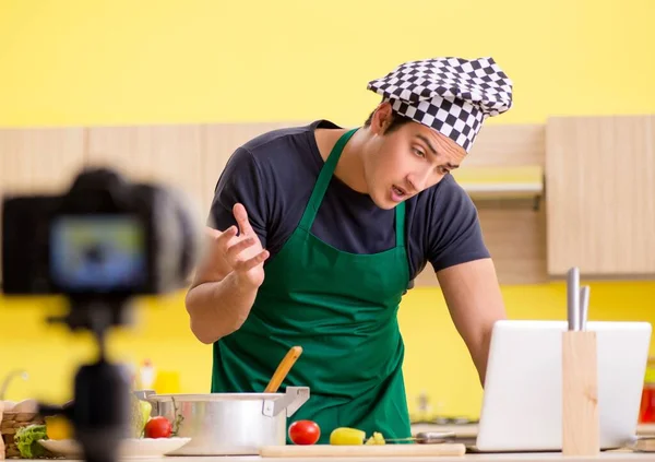 Jovem chef blogger explicando a preparação de alimentos — Fotografia de Stock