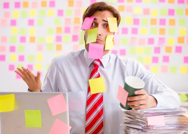 Joven hombre guapo en concepto de prioridades contradictorias — Foto de Stock