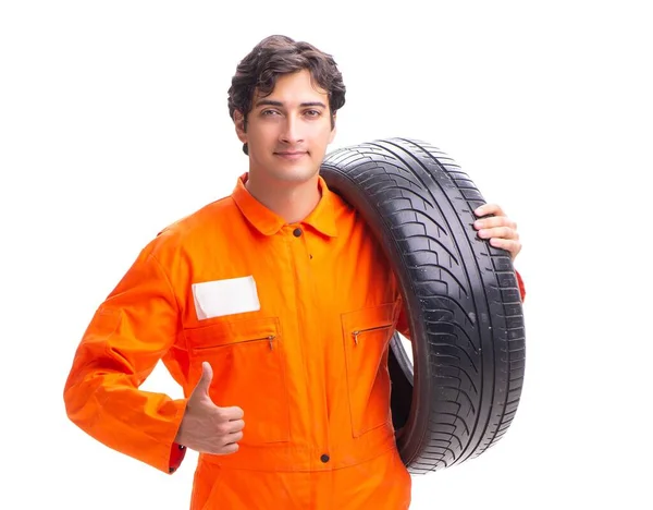 Jeune ouvrier de garage avec pneu isolé sur blanc — Photo