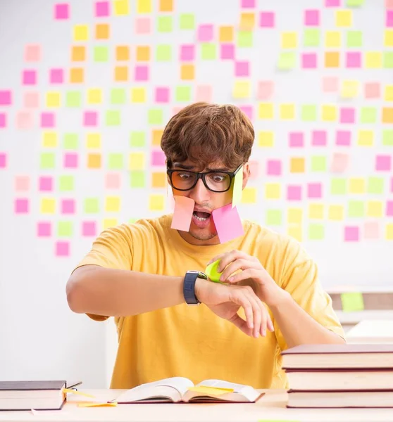 Student bereitet sich auf Prüfungen mit vielen widersprüchlichen Prioritäten vor — Stockfoto