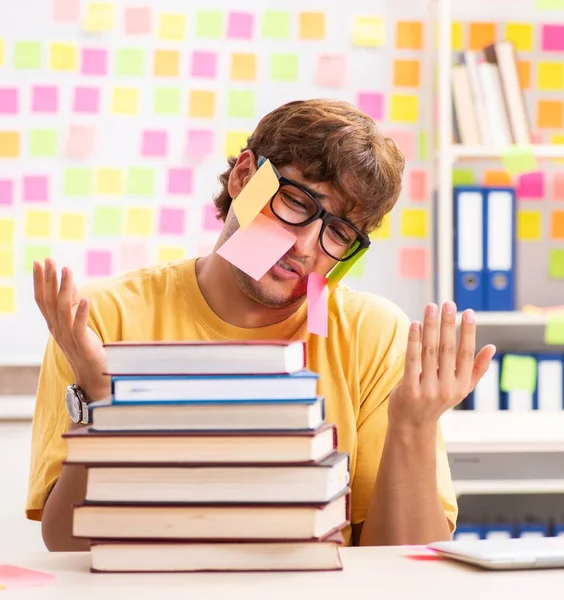 Student bereitet sich auf Prüfungen mit vielen widersprüchlichen Prioritäten vor — Stockfoto