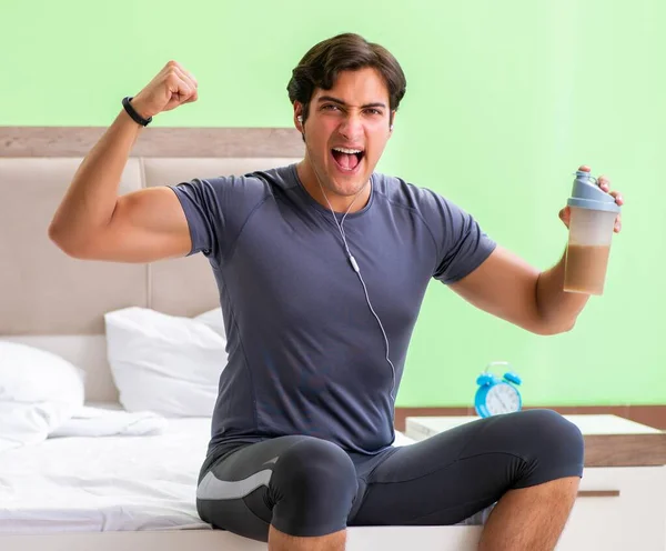 Mladý pohledný muž dělá ranní cvičení v hotelovém pokoji — Stock fotografie