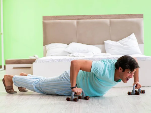 Joven en pijama haciendo ejercicios matutinos —  Fotos de Stock