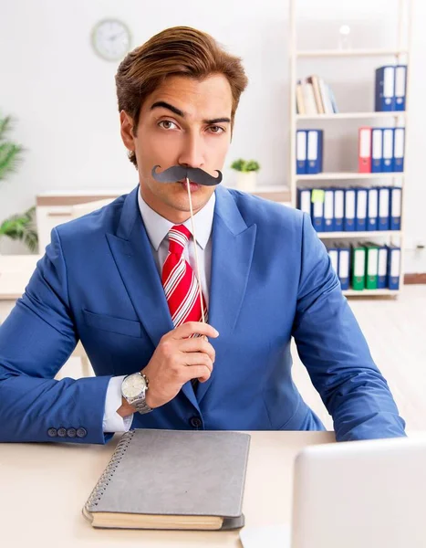 Divertente uomo d'affari con i baffi falsi in ufficio — Foto Stock