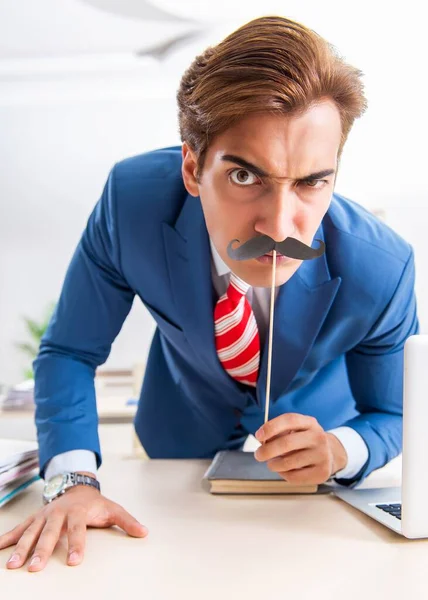 Bisinessman divertido con bigote falso en la oficina — Foto de Stock