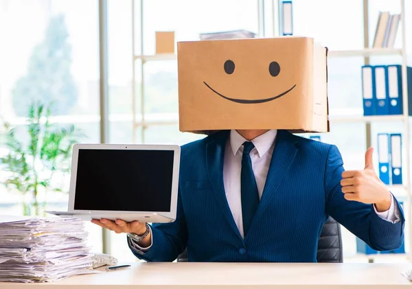 Gelukkige man met doos in plaats van hoofd — Stockfoto