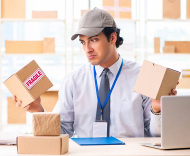 Kutu taşıma servisinde çalışan erkek çalışan.