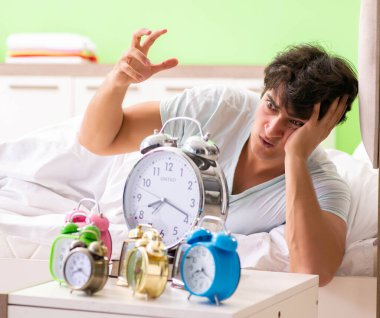 Genç adam sabahın köründe uyanmakta zorlanıyor.