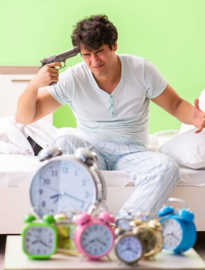 Genç adam sabahın köründe uyanmakta zorlanıyor.