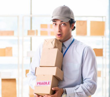 Kutu taşıma servisinde çalışan erkek çalışan.