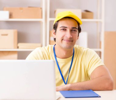 Kutu taşıma servisinde çalışan yakışıklı bir müteahhit.