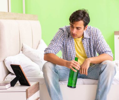 Mutsuz aşk kavramında üzgün genç adam.