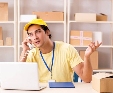 Kutu taşıma servisinde çalışan yakışıklı bir müteahhit.