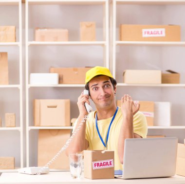 Kutu taşıma servisinde çalışan yakışıklı bir müteahhit.