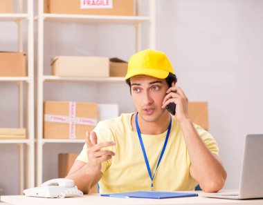 Kutu taşıma servisinde çalışan yakışıklı bir müteahhit.