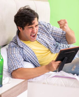 Mutsuz aşk kavramında üzgün genç adam.