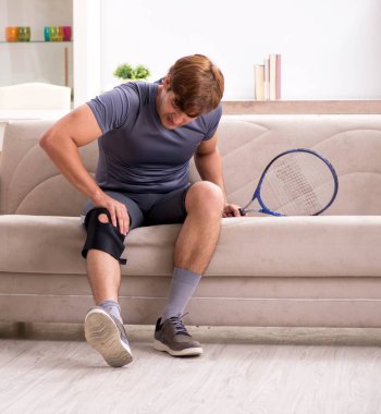 Spor kazasından sonra evde iyileşen yaralı bir adam var.