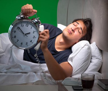 Genç yakışıklı adam evinde uykusuzluk çekiyor.