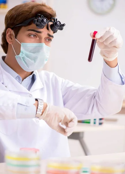 Jonge chemicus werkt in het lab — Stockfoto