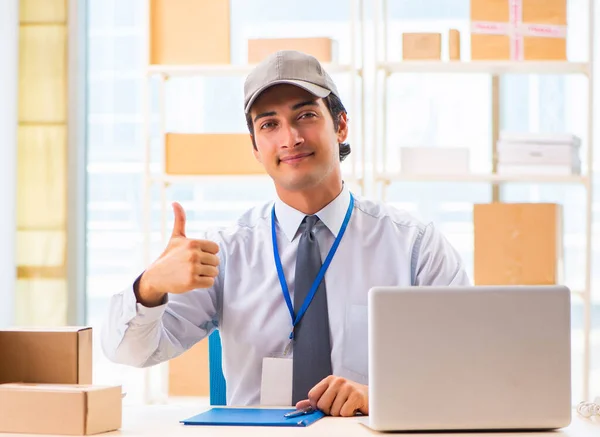 Empregado masculino que trabalha no serviço de realocação de entrega de caixa — Fotografia de Stock