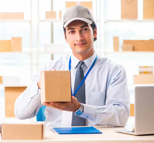 Empleado masculino trabajando en servicio de reubicación de entrega de cajas — Foto de Stock