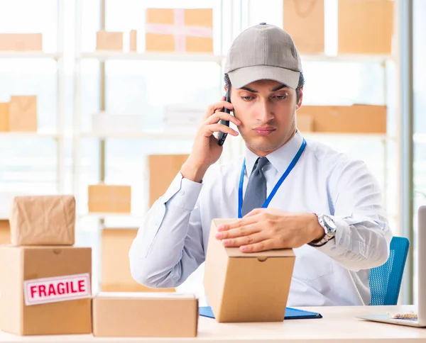 Männlicher Mitarbeiter arbeitet im Umzugsservice für Box-Lieferungen — Stockfoto