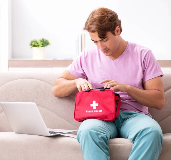 Homem doente em casa com kit de primeiros socorros — Fotografia de Stock