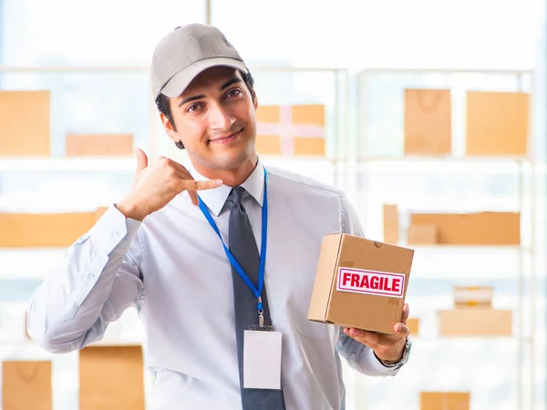 Empleado masculino trabajando en servicio de reubicación de entrega de cajas — Foto de Stock