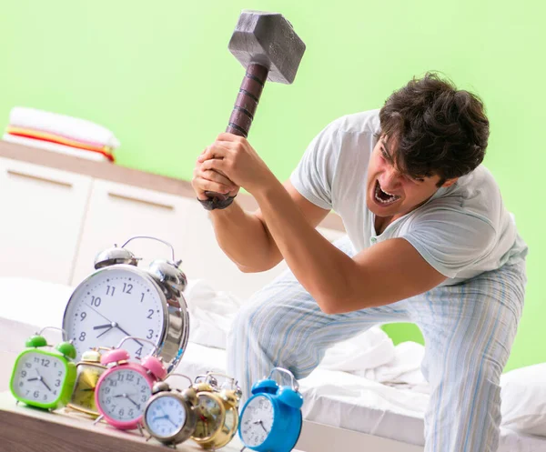 Joven con problemas para despertarse temprano en la mañana — Foto de Stock