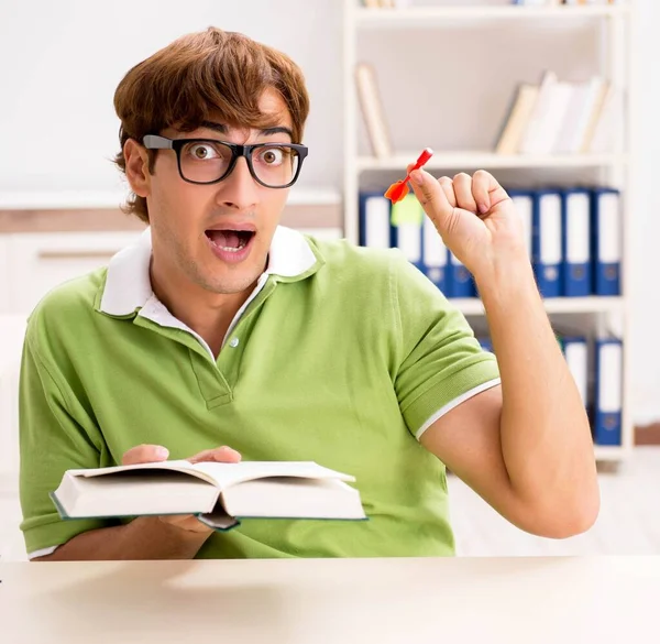 Studente gettare dardo nel concetto di istruzione — Foto Stock