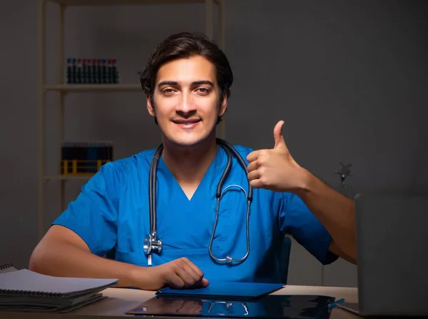 Jeune beau médecin travaillant de nuit à l'hôpital — Photo