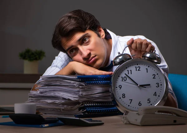 Jovem gerente financeiro trabalhando até tarde da noite no escritório — Fotografia de Stock