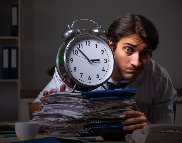 Mladý finanční manažer pracující pozdě v noci v kanceláři — Stock fotografie
