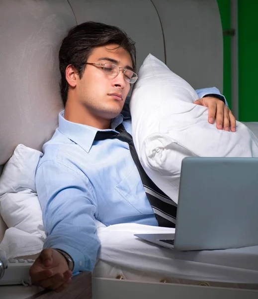 Молодой бизнесмен в состоянии стресса в спальне ночью — стоковое фото