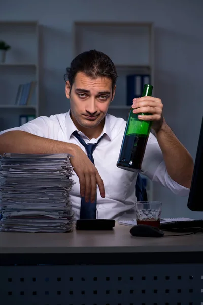 Empresário viciado em álcool que trabalha até tarde no escritório — Fotografia de Stock
