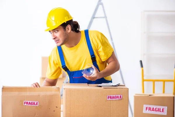 Giovane traslocatore professionista maschile che fa delocalizzazione a casa — Foto Stock