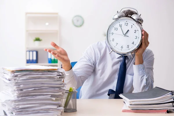 Junger männlicher Geschäftsmann unzufrieden mit exzessiver Arbeit — Stockfoto