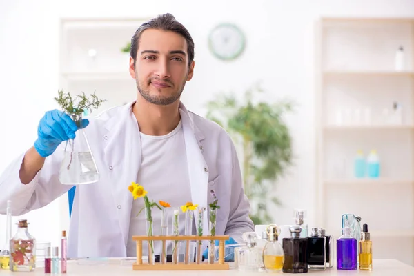 Jeune chimiste masculin dans le concept de synthèse de parfum — Photo