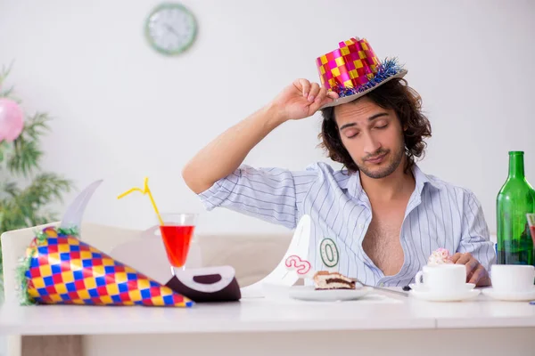 Jongeman viert thuis zijn verjaardag — Stockfoto