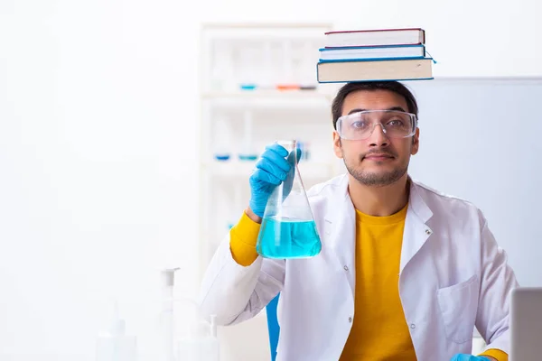 Joven estudiante químico preparándose para el examen —  Fotos de Stock