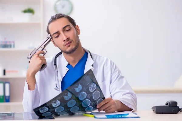 Jeune médecin masculin étant fatigué après le quart de nuit — Photo