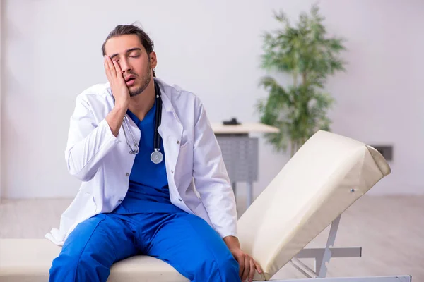 Joven doctor estando cansado después del turno de noche — Foto de Stock