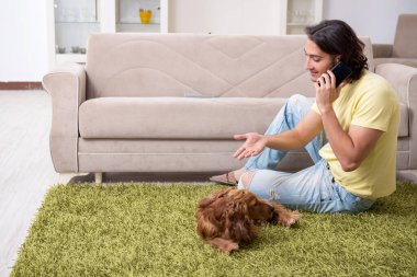 Cocker Spaniel köpeği olan genç bir adam.